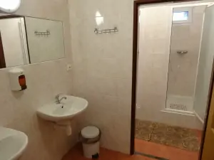 v chatě se nacházejí 2 koupelny (vždy se 2 umyvadly a 2 sprchovými kouty)