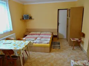 v chatě jsou k dispozici 4 pokoje (ložnice) po 4 lůžkách a s TV