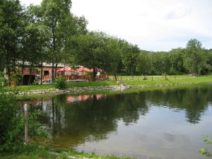 Asi 1 km vzdálený rekreační rybník v Rohanově