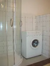 Koupelna je vybavena sprchovým koutem, WC, umyvadlem a pračkou