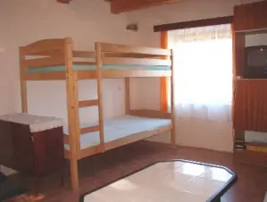 Obytná ložnice je vybavena rozkl. gaučem pro 2 osoby, patrovou postelí a TV+SAT