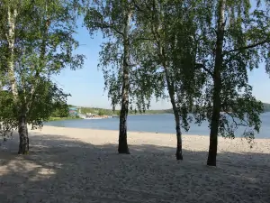 písčitá pláž Máchova jezera