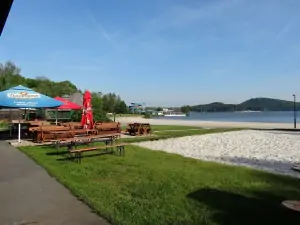 podél hlavní pláže Máchova jezera se nachází mnoho restaurací a kiosků