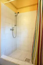 část č. 1 - koupelna se sprchovým koutem, umyvadlem a WC