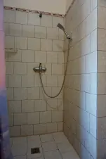 část č. 2 - koupelna se sprchovým koutem, umyvadlem a WC