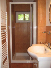 V chatě jsou k dispozici 2 koupelny se sprchovým koutem a umyvadlem