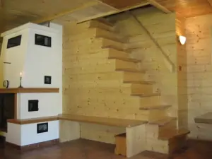 Z obytné místnosti vedou schody do podkroví, kde se nacházejí 3 ložnice