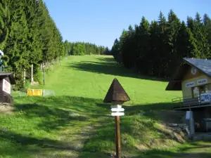 Místní lyžařské středisko Klepáčov - lyžování od chaty je vzdáleno 0,3 až 0,5 km 
