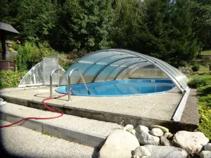 u chaty je k dispozici zapuštěný bazén s možností zastřešení