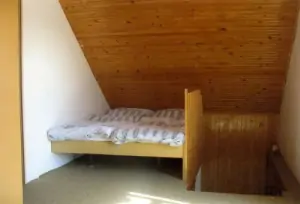 Průchozí ložnice s 2 lůžky a manželskou postelí
