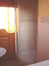 Koupelna se sprchovým koutem v přízemí