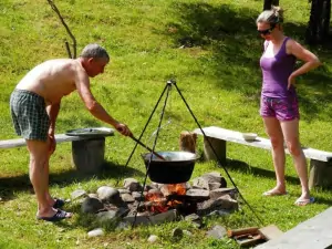 pohoda na dovolené (příprava guláše v kotlíku na ohništi)