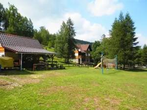pohled k chatě Jezersko - k dispozici je travnaté hřiště