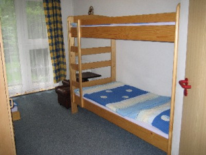 Ložnice s patrovou postelí a lůžkem