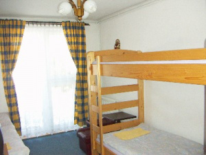 Ložnice s patrovou postelí a lůžkem