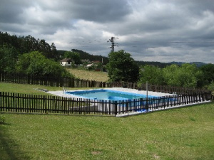 Na oploceném pozemku penzionu je k dispozici bazén (11 x 6 x 1,5 m, solární ohřev)