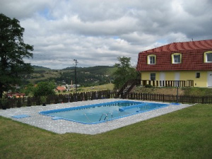 Na oploceném pozemku penzionu je k dispozici bazén (11 x 6 x 1,5 m, solární ohřev)
