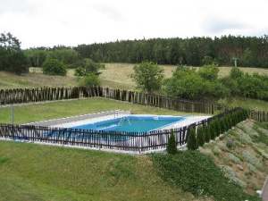 Na oploceném pozemku penzionu je k dispozici bazén (11 x 6 x 1,5 m, solární ohřev)