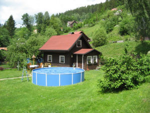 Na zahradě je k dispozici bazén (průměr 4,6 m, hloubka 1,1 m)