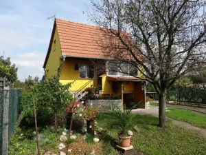 chata Břeclav se nachází v oplocené zahradě v chatové osadě zcela na kraji města