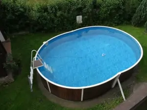 Na zahradě chalupy je k dispozici bazén (6 x 4 x 1 m)