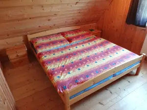 ložnice s manželskou postelí a lůžkem
