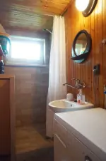 koupelna disponuje sprchovým koutem, umyvadlem, WC a pračkou