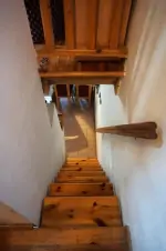 úzké schodiště do prvního patra