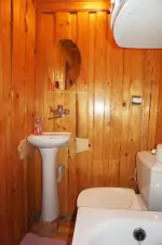 WC a umyvadlo v koupelně v prvním patře