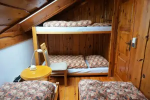 ložnice se 2 lůžky a patrovou postelí