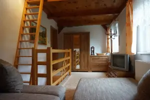 ložnice se 2 rozkládacími gauči (každý pro 1 osobu) v prvním patře