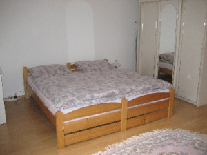 Ložnice s manželskou postelí a 2 lůžky