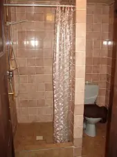 Koupelna se sprchovým koutem a WC
