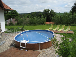 Za chalupou je k dispozici bazén (5,5 x 3,7 x 1,2 m)