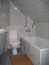 Ke každé ložnici náleží koupelna s vanou, WC a umyvadlem
