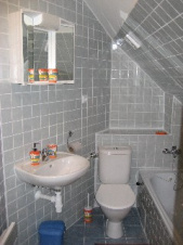 Ke každé ložnici náleží koupelna s vanou, WC a umyvadlem