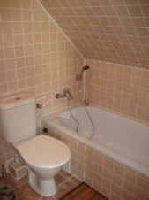Ke každé ložnici náleží koupelna s vanou, WC a umyvadlem