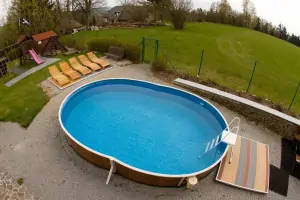 oválný bazén (5,5 x 3,7 m, hloubka 1,2 m)