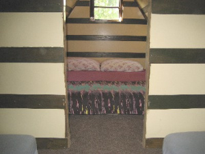 Podkrovní ložnice se 3 matracemi (z toho 1 pro 2 osoby)