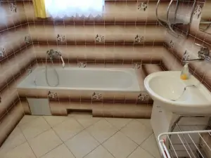 Koupelna s vanou, sprchovým koutem a umyvadlem v přízemí