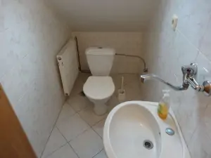 Koupelna se sprchovým koutem, umyvadlem a WC v 1. patře