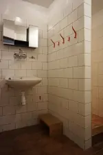první část chalupy - koupelna se sprchovým koutem a umyvadlem