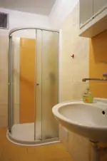 první část chalupy - koupelna se sprchovým koutem a umyvadlem