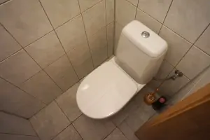 druhá část chalupy - samostatné WC u společenské místnosti