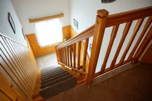 druhá část chalupy - ze vstupní chodby vede schodiště do prvního patra
