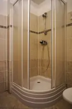 druhá část chalupy - koupelna se sprchovým koutem, umyvadlem a WC