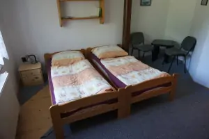 druhá část chalupy - ložnice se 2 lůžky a patrovou postelí