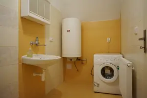 část č. 2: koupelna se sprchovým koutem, umyvadlem a pračkou