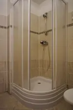 část č. 1: koupelna se sprchovým koutem, umyvadlem a WC