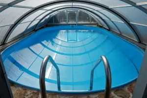 zapuštěný bazén (7 x 4 x 1,2 m) s odsuvným zastřešením